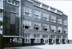 De school vlak na oplevering, de panden links ervan nog niet gebouwd.
<br/>
Adrianus Meijer (Beeldbank Stadsarchief), ca 1932